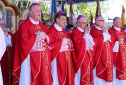 W koncelebrowanej Eucharystii uczestniczyli arcybiskupi i biskupi z Polski oraz z zagranicy