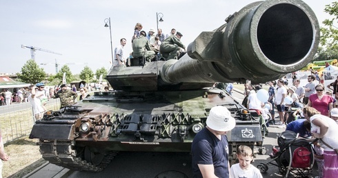 Czołgi przed Świątynią