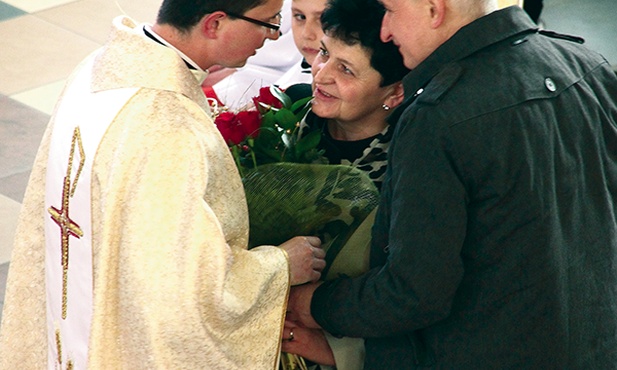  Ks. Łukasz Mika z rodzicami podczas uroczystości święceń kapłańskich