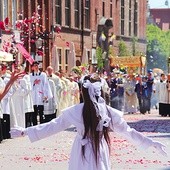 Większość dziewczynek sypiących kwiatki niedawno przystąpiła do I Komunii św.