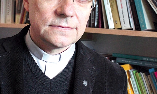 – Nie jest grzechem fakt, że rodzice chcą dziecka. I nie pomniejszamy cierpienia niepłodności. Kościół sprzeciwia się sposobowi, w jaki traktowany jest człowiek – mówi ks. Machinek