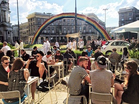 Scena z życia wielkiego miasta. Procesja Bożego Ciała na warszawskim placu Zbawiciela 