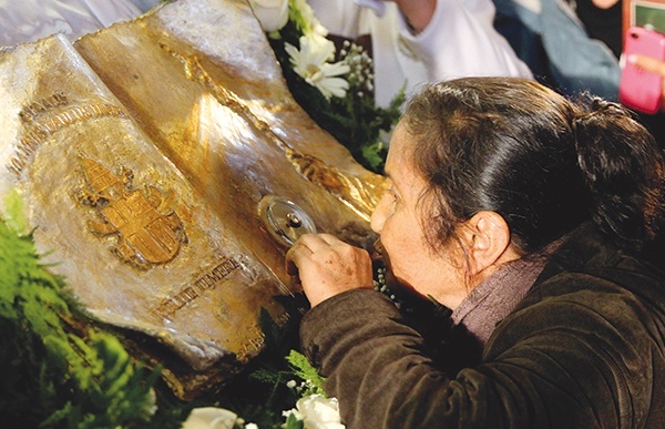  2.06.2015. Kolumbia. Bogota. Kobieta oddaje hołd relikwiom krwi św. Jana Pawła II. Ten oficjalny relikwiarz przybył właśnie do tego kraju. 