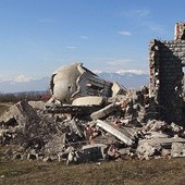 Jedna z serbskich cerkwi, zniszczona przez kosowskich Albańczyków, przy drodze na południe od Prisztiny, stolicy Kosowa