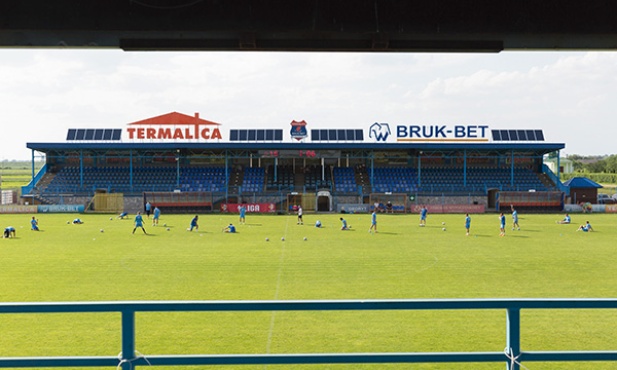 Trening na stadionie Termaliki Bruk-Bet Nieciecza. Zawodnicy przygotowują się do ostatniego meczu z Zagłębiem Lubin