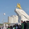Brązowo-złoty prezydent Berdymuhammedow na swym ulubionym koniu Akkanie wieńczy 20-metrową białą skałę wykonaną w całości z włoskiego marmuru