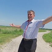 Sołtys Tadeusz Wójcik przy nowym krzyżu upamiętniającym ofiary wojny. Poprzedni został rozdarty na pół przez piorun, który uderzył w środku słonecznego dnia