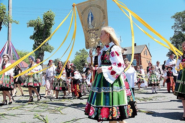  Barwne stroje Księżaków prezentują się pięknie