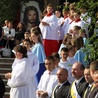 W oczekiwaniu na obraz i relikwie przed kościołem bł. Karoliny w Tarnowie