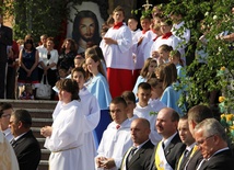 W oczekiwaniu na obraz i relikwie przed kościołem bł. Karoliny w Tarnowie