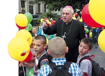 Wśród idących do parku miejskiego był bp Zbigniew Kiernikowski