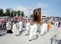 Bp Piotr Libera w czasie procesji z obrazem Czarnej Madonny podczas zakończenia peregrynacji w archidiecezji warszawskiej