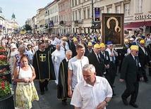 Wielka pielgrzymka dziękczynna  po prawie czterech godzinach dotarła przed Świątynię Opatrzności Bożej