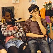 Bohaterowie „Szkoły Babel”, uczniowie tzw. klasy adaptacyjnej, są dziećmi imigrantów, którzy przyjechali do Francji w poszukiwaniu lepszego życia