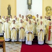  Srebrni jubilaci stanęli do pamiątkowej fotografii z biskupami i członkami zarządu seminarium 