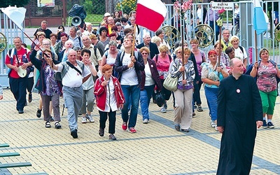   Ks. Konrad Wójcik razem z pielgrzymami wchodzi na teren sanktuarium w Niepokalanowie. Tak było w ubiegłym roku 