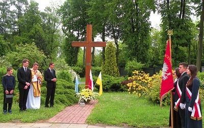  Wzniesiony przed 6 laty krzyż jest symbolem szczególnej więzi, jaka łączyła i łączy nadal św. Jana Pawła II z młodzieżą 