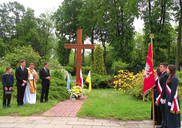  Wzniesiony przed 6 laty krzyż jest symbolem szczególnej więzi, jaka łączyła i łączy nadal św. Jana Pawła II z młodzieżą 