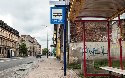 Na tym przystanku w Gliwicach niepełnosprawny czytelnik czekał 2,5 godz. na autobus, którym mógłby podróżować. Po tym czasie usłyszał od przewoźnika, by pojechał na inny przystanek szukać okrężnego połączenia