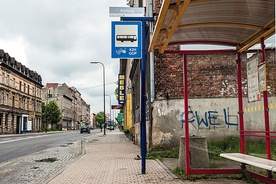 Na tym przystanku w Gliwicach niepełnosprawny czytelnik czekał 2,5 godz. na autobus, którym mógłby podróżować. Po tym czasie usłyszał od przewoźnika, by pojechał na inny przystanek szukać okrężnego połączenia