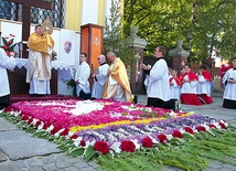 W Trzebnicy siostry  boromeuszki od lat przygotowują dywan kwiatowy przy jednym z ołtarzy. Tym razem nawiązywał do Roku Życia Konsekrowanego