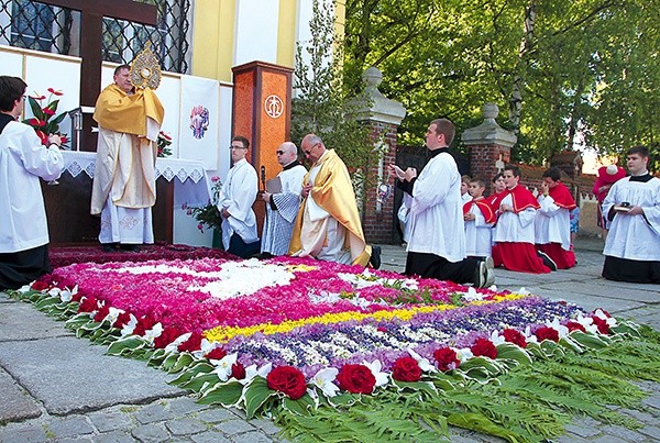 W Trzebnicy siostry  boromeuszki od lat przygotowują dywan kwiatowy przy jednym z ołtarzy. Tym razem nawiązywał do Roku Życia Konsekrowanego