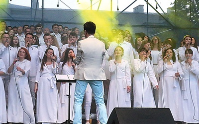 Uwielbienie prowadził chór Gospel Rain