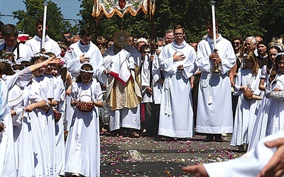  We wszystkich parafiach wyszły na ulice procesje eucharystyczne. Była to okazja do dania świadectwa swojej wiary