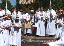  We wszystkich parafiach wyszły na ulice procesje eucharystyczne. Była to okazja do dania świadectwa swojej wiary