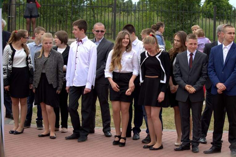 Nadanie imienia bł. ks. Jerzego Popiełuszki gimnazjum w Smolajnach