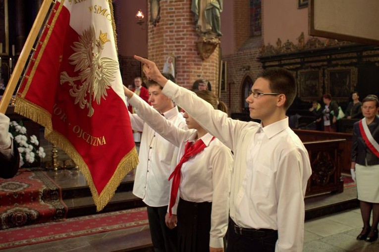 Nadanie imienia bł. ks. Jerzego Popiełuszki gimnazjum w Smolajnach