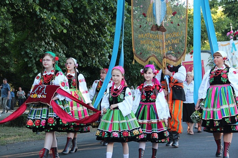 Barwna łowicka procesja na zakończenie oktawy Bożego Ciała