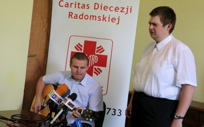 Mariusz Kita śpiewa, akompaniuje mu na gitarze Karol Wójcik