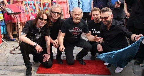 Anna Maria smutną ma twarz