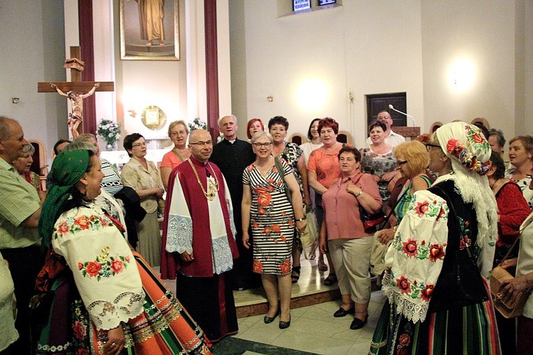 Parafianie z Łowicza gratulują ks. Adamowi Domańskiemu wyniesienia do rangi kanonika