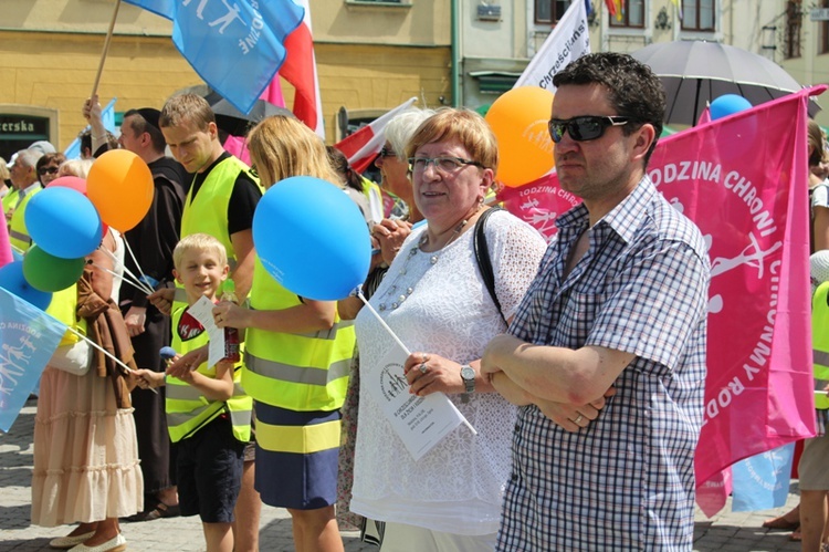 Rodzinny polonez na Marszu dla Życia i Rodziny