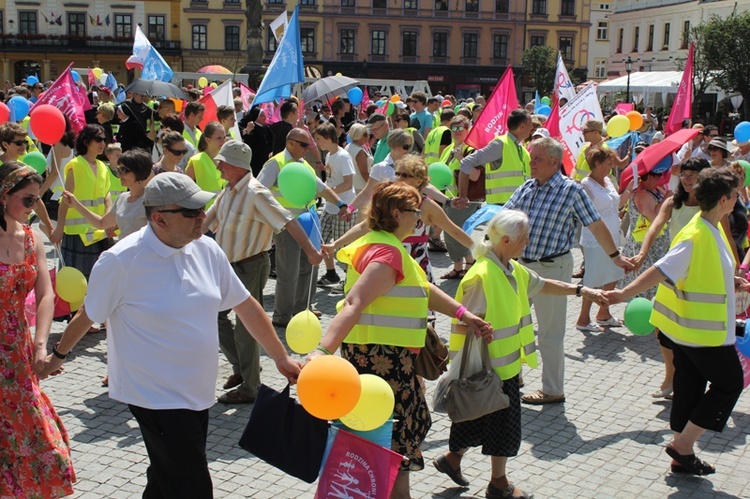 Rodzinny polonez na Marszu dla Życia i Rodziny