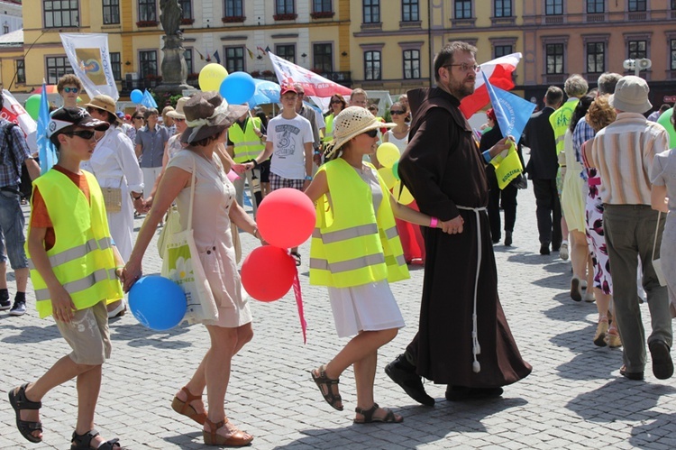 Rodzinny polonez na Marszu dla Życia i Rodziny