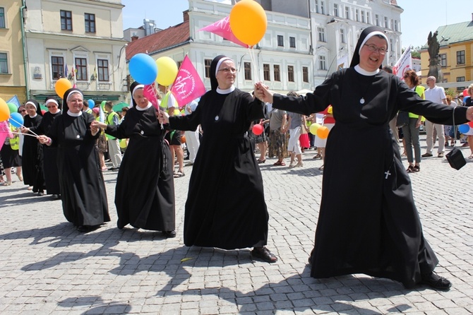 Rodzinny polonez na Marszu dla Życia i Rodziny