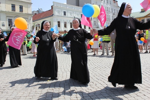 Rodzinny polonez na Marszu dla Życia i Rodziny