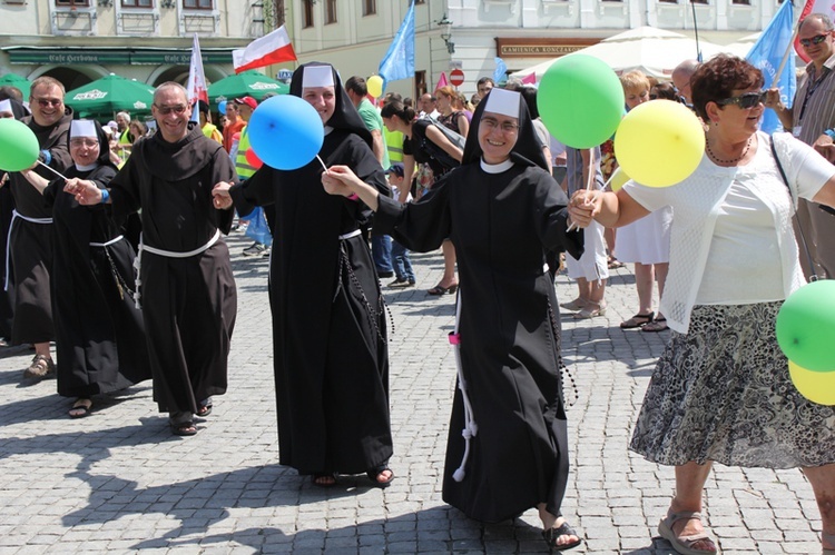 Rodzinny polonez na Marszu dla Życia i Rodziny