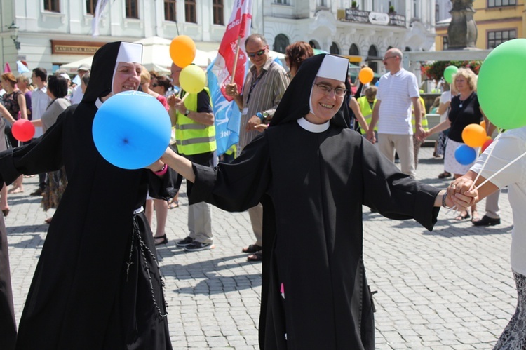 Rodzinny polonez na Marszu dla Życia i Rodziny