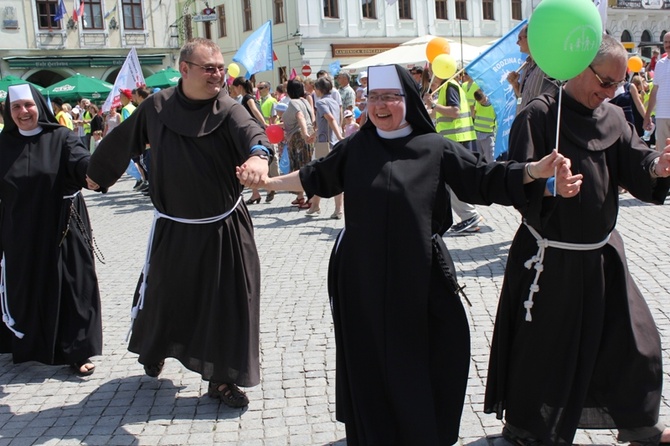 Rodzinny polonez na Marszu dla Życia i Rodziny