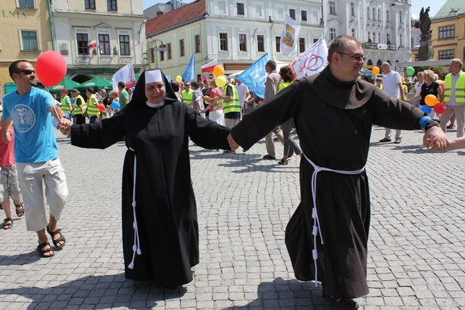 Rodzinny polonez na Marszu dla Życia i Rodziny