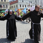 Rodzinny polonez na Marszu dla Życia i Rodziny