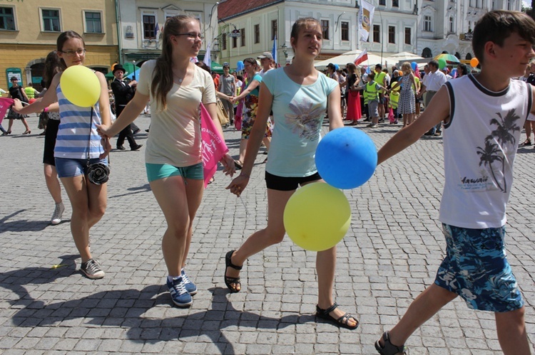 Rodzinny polonez na Marszu dla Życia i Rodziny