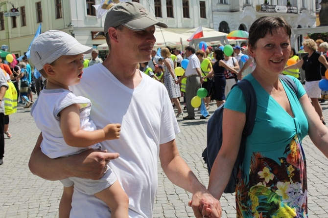 Rodzinny polonez na Marszu dla Życia i Rodziny