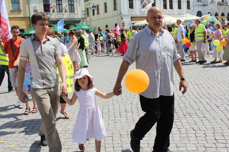 Rodzinny polonez na Marszu dla Życia i Rodziny