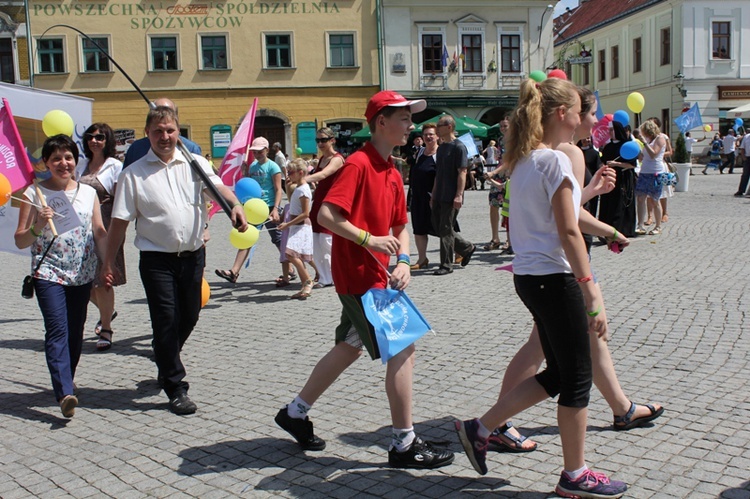 Rodzinny polonez na Marszu dla Życia i Rodziny