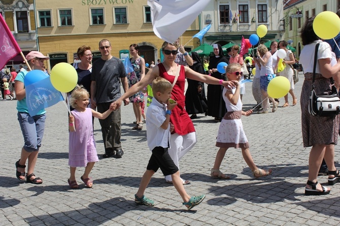 Rodzinny polonez na Marszu dla Życia i Rodziny